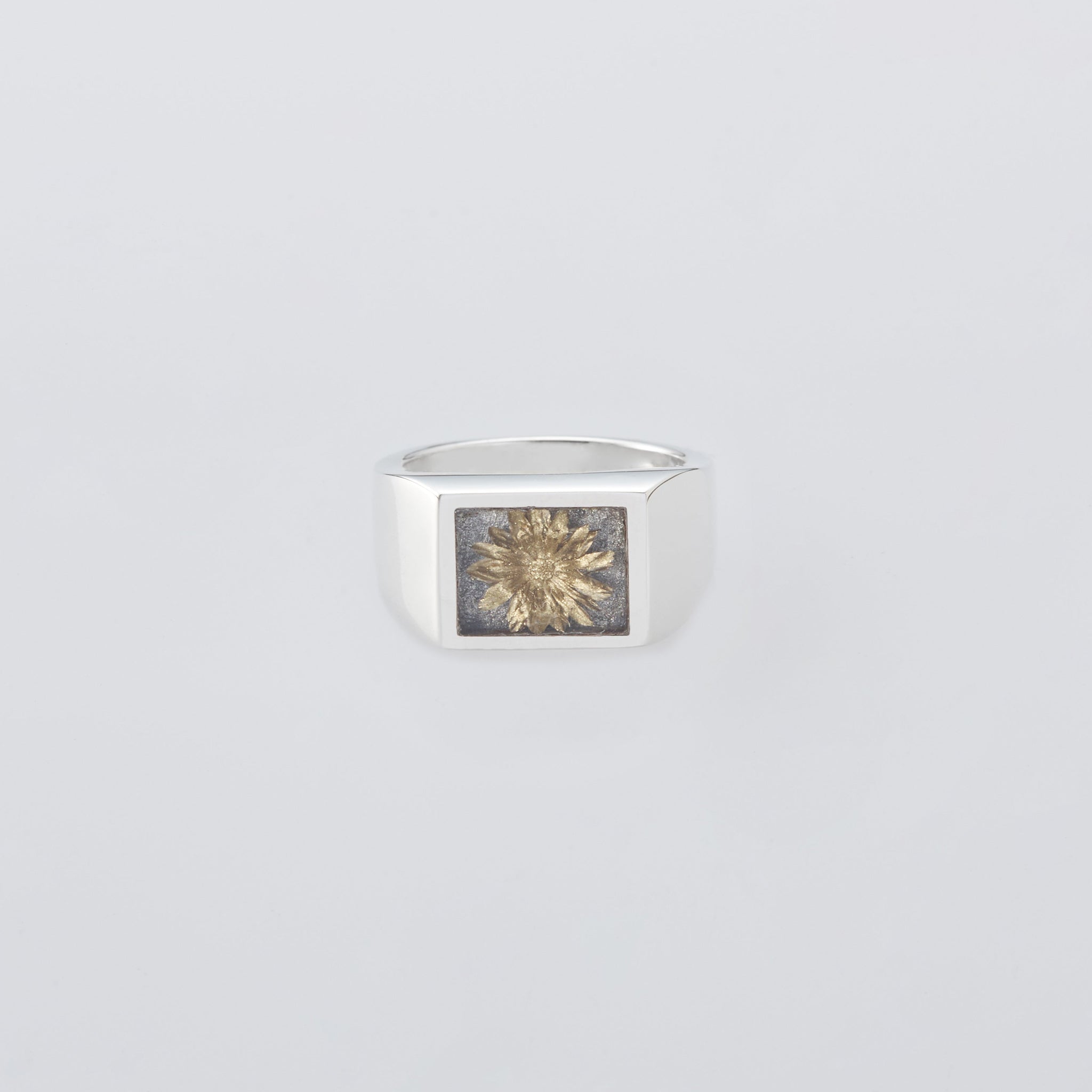 XOLO × URBAN RESEARCH SignetRing Signet Ring with Gray & Gold Flower – XOLO JEWELRY